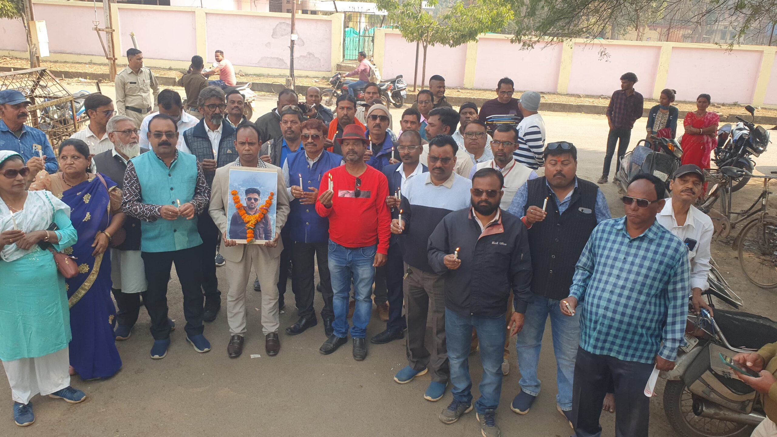 *सरकार को दिन में ही मोमबत्ती जलाकर रोशनी दिखाने का प्रयास पत्रकार संगठन ने किया