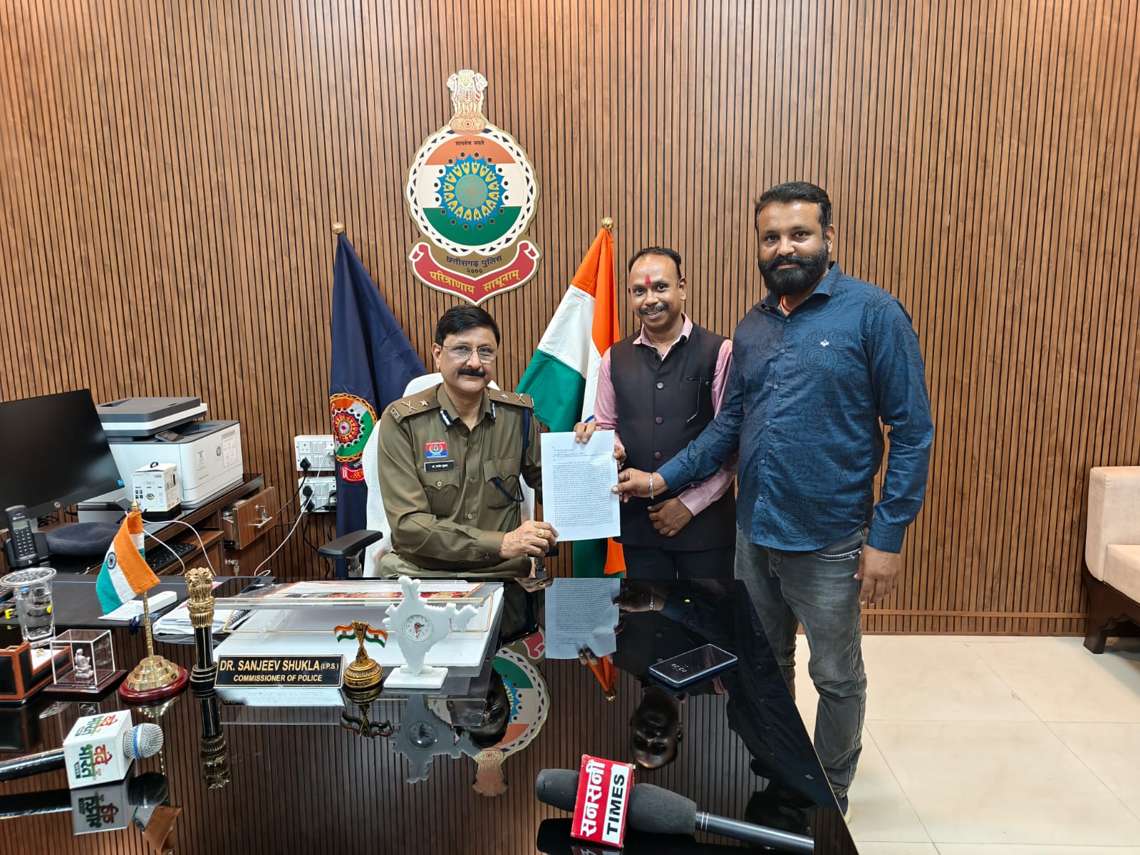 शहर में वेस्पा की आड़ में चल रही अनैतिक गतिविधियों पर लगे अंकुश की मांग पुलिस कमिश्नर रायपुर से प्रेस रिपोर्टर क्लब छत्तीसगढ़ की अहम मुलाकात