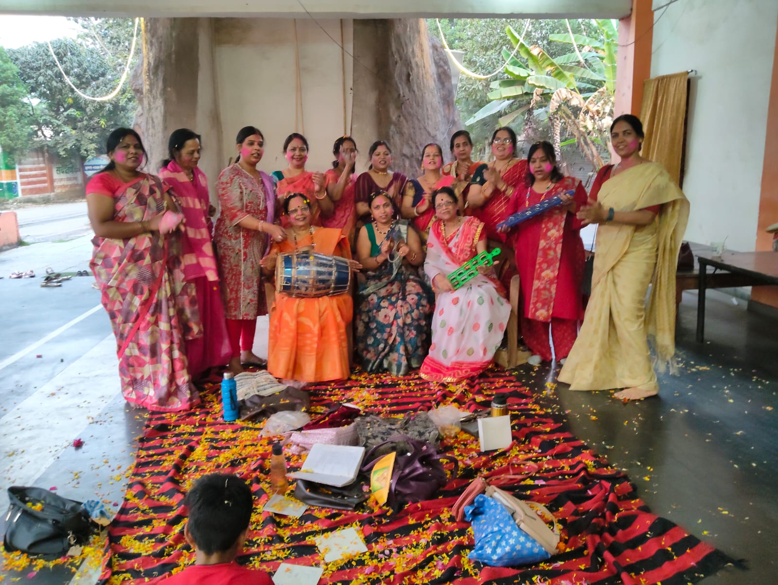 फूलों की होली और सुंदरकांड के साथ सोनी समाज की महिलाओं ने किया होलाष्टक का शुभारंभ