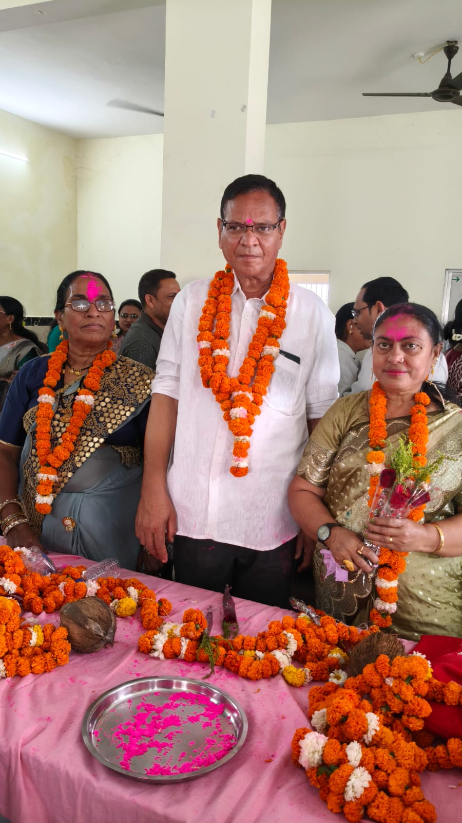 सामुदायिक स्वास्थ्य केंद्र डोंगरगांव में सेवानिवृत्त कर्मचारियों का भावभीनी विदाई एवं सम्मान समारोह