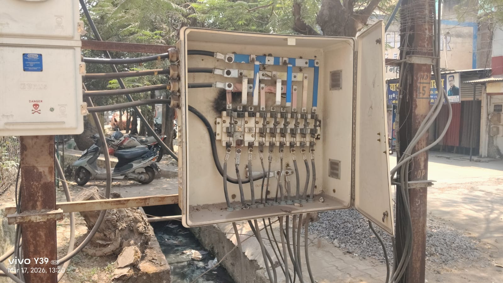 बिजली विभाग की लापरवाही से दुर्ग शहर खतरे में, कभी भी हो सकती है बड़ी दुर्घटना