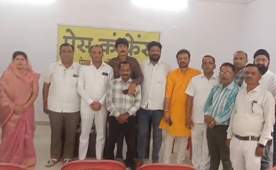 डोंगरगढ़- नगर पालिका अध्यक्ष रमन डोंगरे व पार्षदों ने प्रेस क्लब बिल्डिंग के जीर्णोद्धार कार्य का किया लोकार्पण