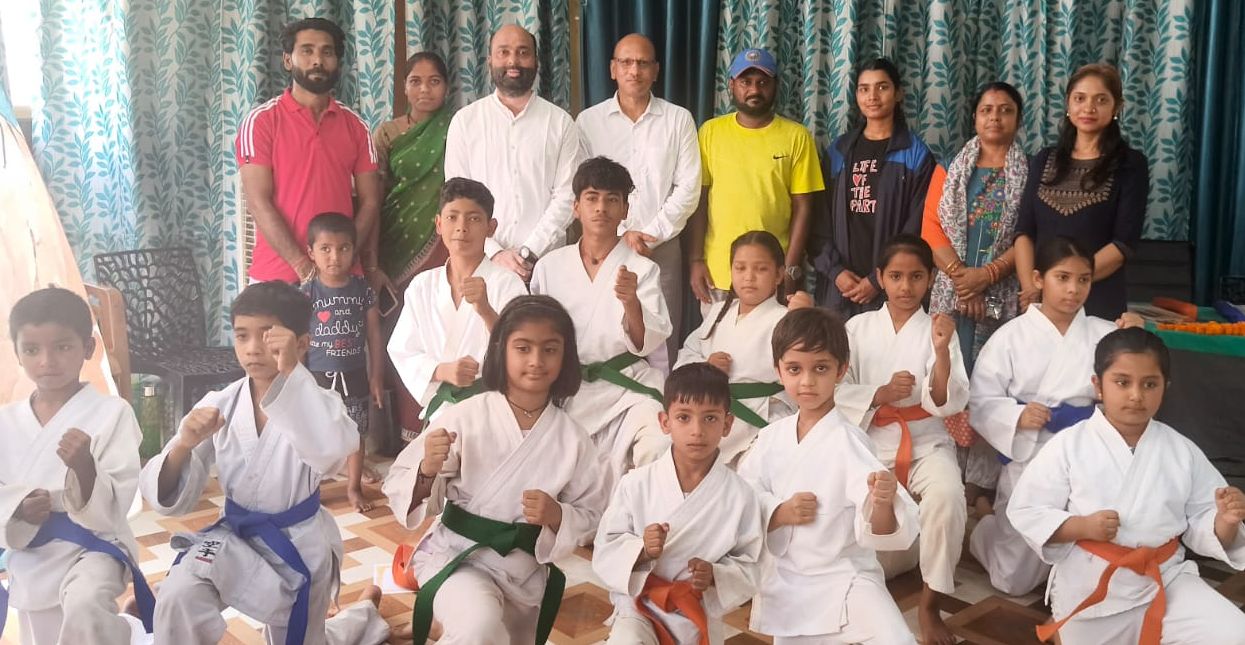 🥋 देवनंदन नगर में कराटे बेल्ट ग्रेडिंग सम्पन्न, बच्चों ने दिखाया दमखम
