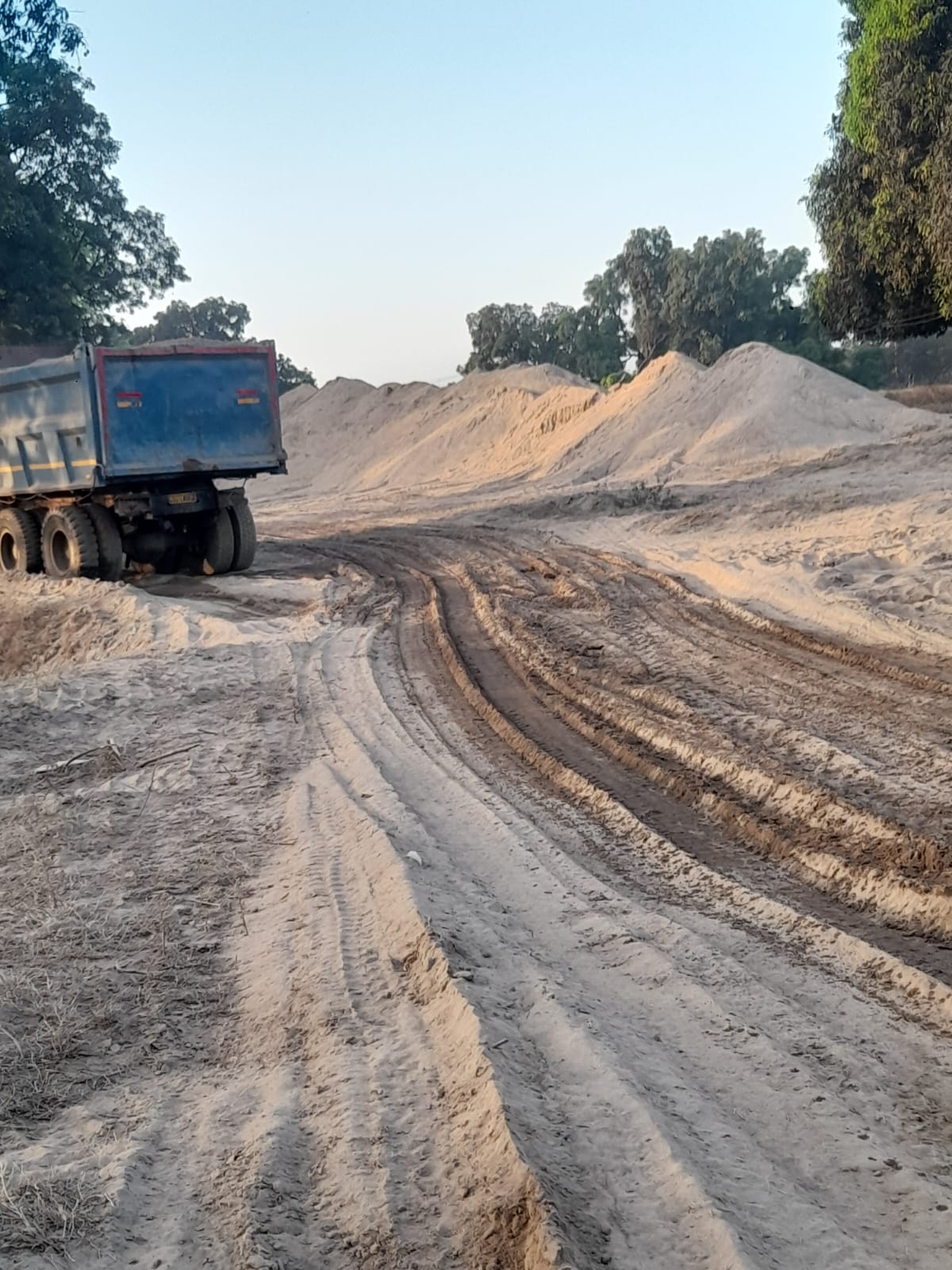 🚨 हसदेव नदी में अवैध रेत खनन का खेल, प्रशासन मौन – राजस्व को भारी नुकसान