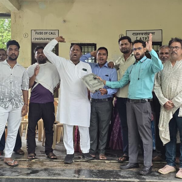 अनियमित बिजली आपूर्ति पर भड़का जनआक्रोश, सिरगिट्टी बिजली कार्यालय पहुंचकर जताया विरोध