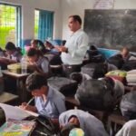 एक्शन मोड में दिखे विकासखंड शिक्षा अधिकारी, बच्चों को स्वयं बोलवाई इमला