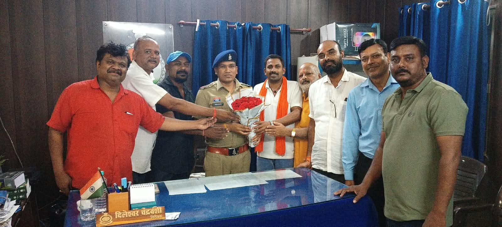 भाजपा पूर्व मंडल ने नवनियुक्त थाना प्रभारी से की शिष्टाचार भेंट