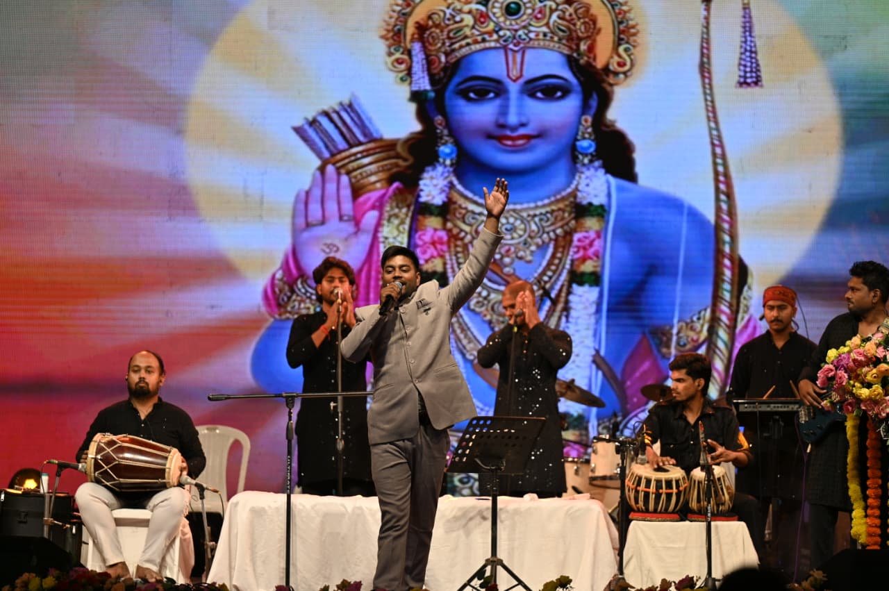 चक्रधर समारोह की दसवीं कड़ी में सियाधेश म्यूजिक बैंड की शानदार प्रस्तुति