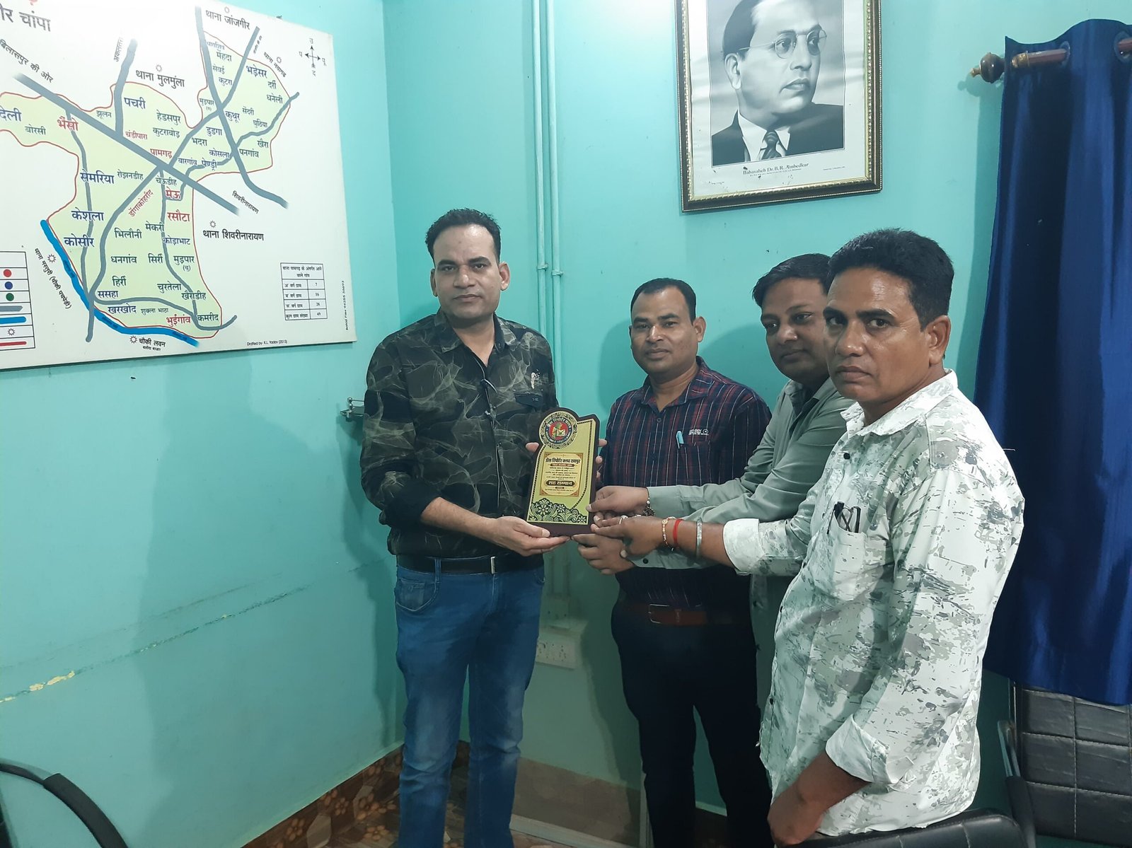 प्रेस रिपोर्टर क्लब ने कार्यस्थल पहुंचकर एसडीओपी तोमेश वर्मा एवं थाना प्रभारी राकेश सूर्यवंशी को किया सम्मानित