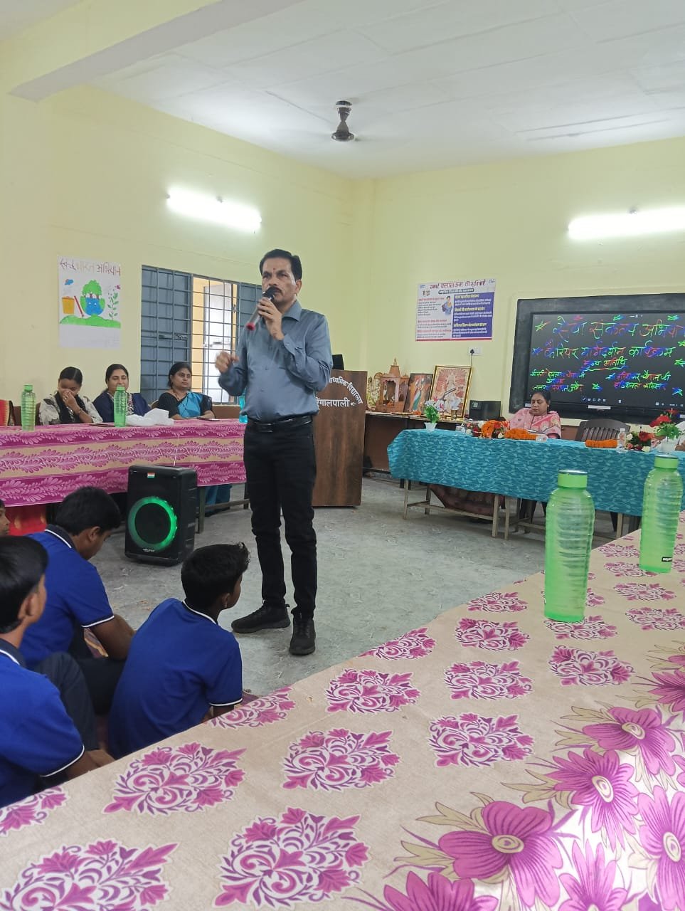 जिले के स्कूलों में विद्यार्थियों को दिया जा रहा करियर मार्गदर्शन, सही राह चुनने के बताए तरीके