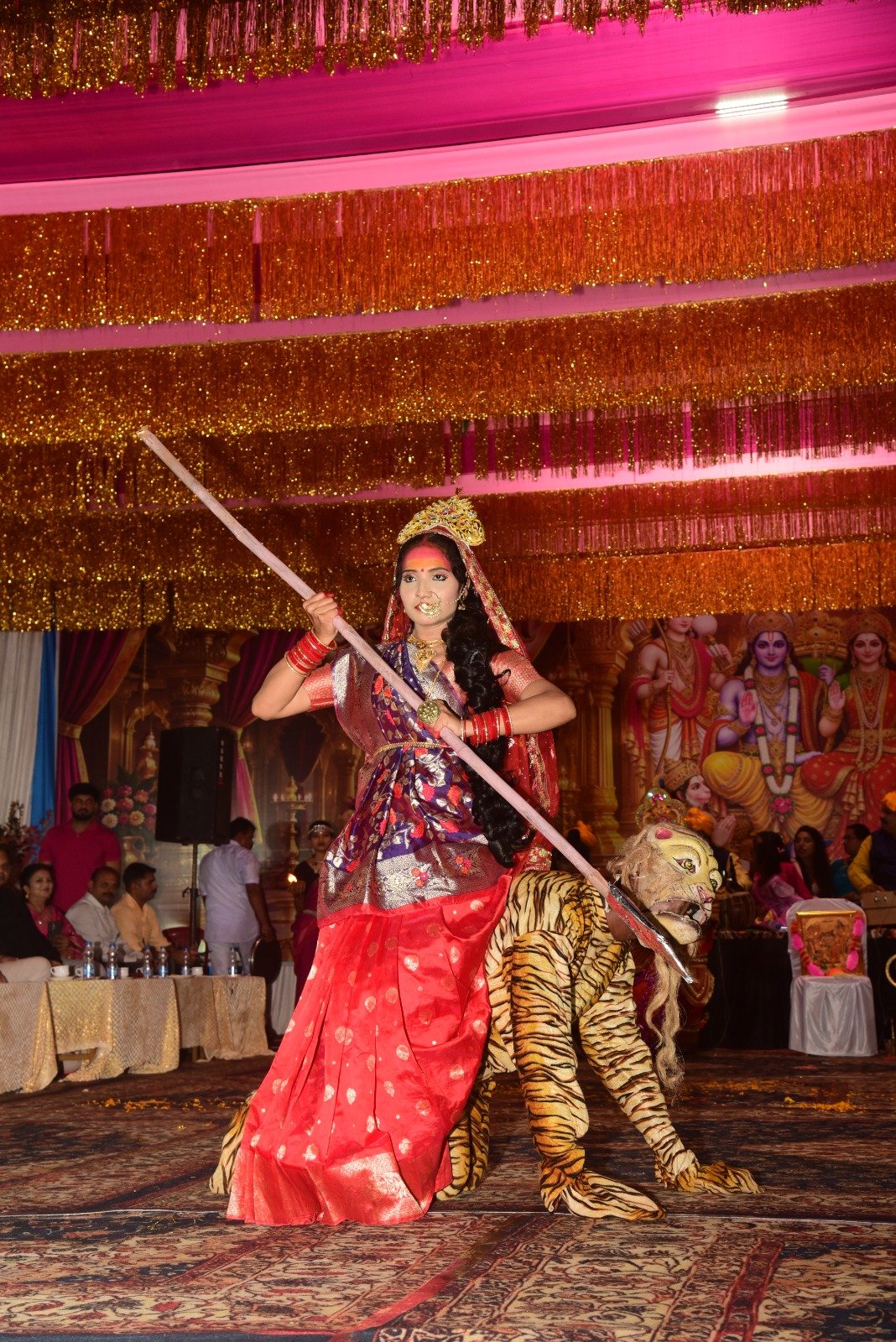 बचेली के दशहरा महोत्सव में देविका सैनिक की शानदार प्रस्तुति ने जीता लोगों का दिल